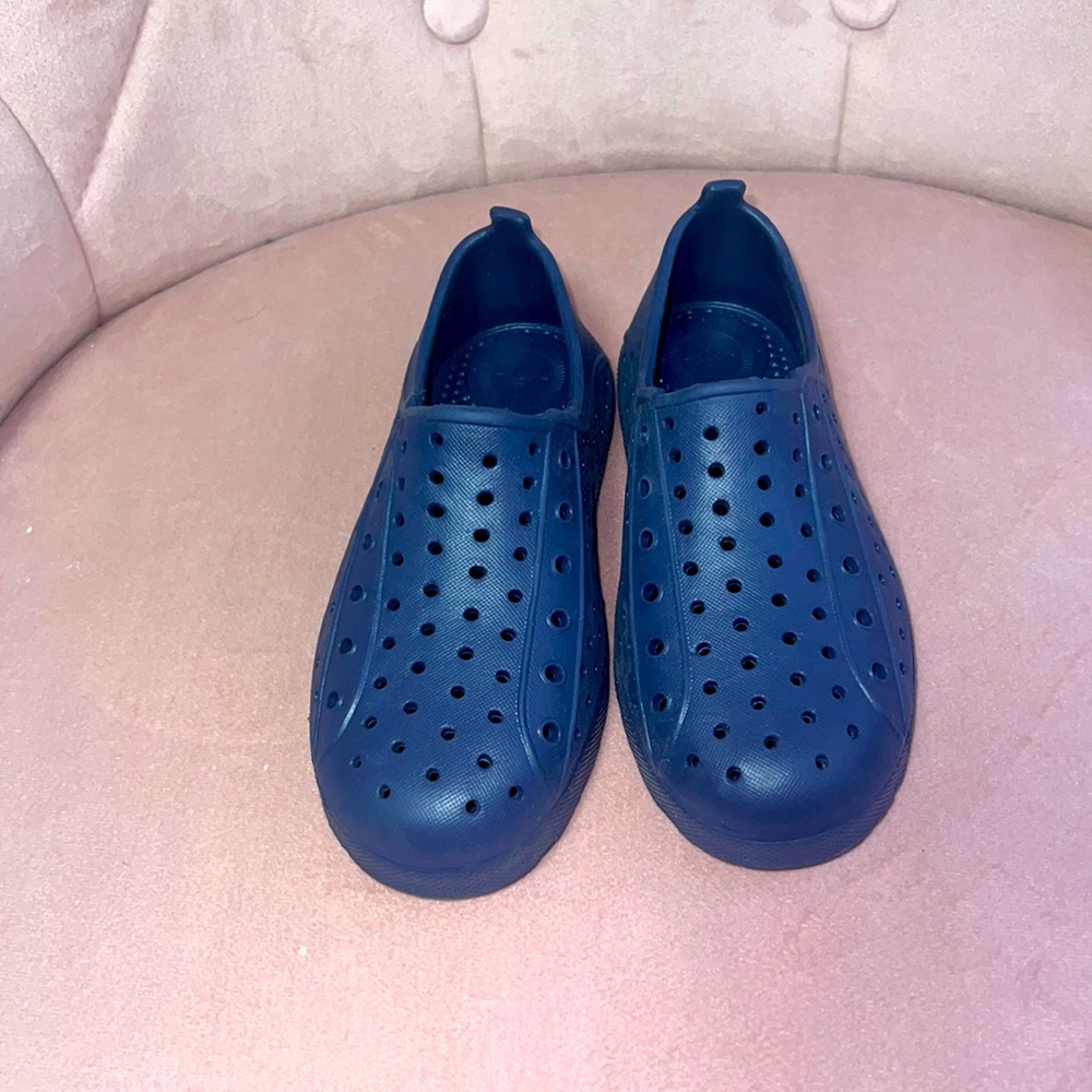NWOT Totes Toddler (Unisex) size 9/10Navy Blue Shoe, never worn.